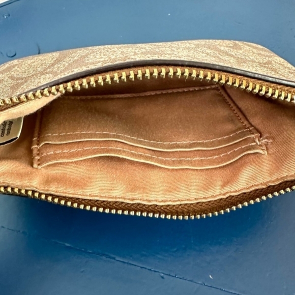 NWOT, 💐 Host Pick 💐 Coach Monogram Wristlet - Picture 9 of 10